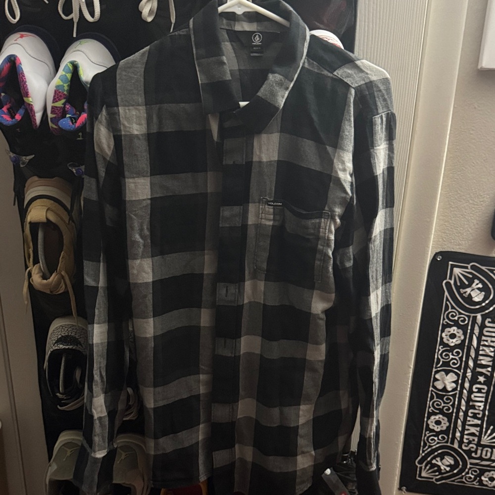 Volcom Men's Black and Gray Checkered flannel shirt men’s M. Worn once. Perfect